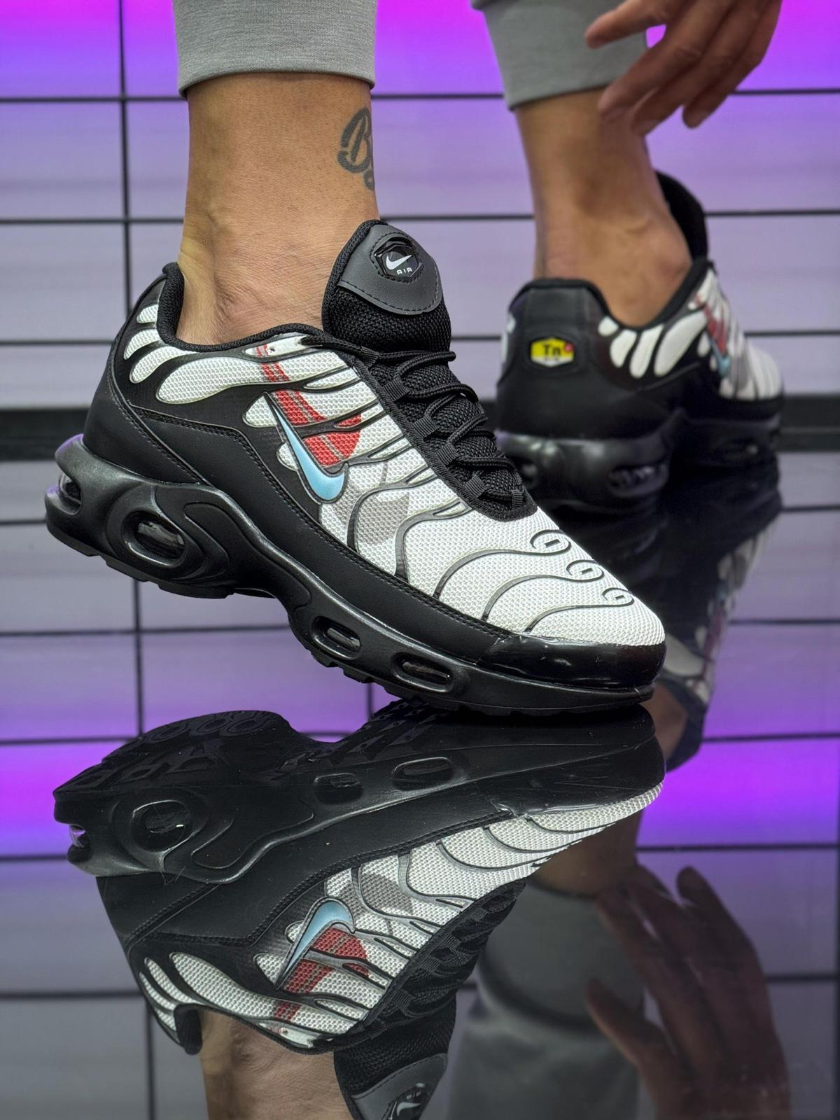 Nike Air Мъжки Маратонки -бяло синьо и червено